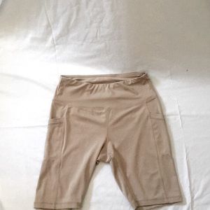 These are workout shorts that have side pocket sizes L. Color beige
